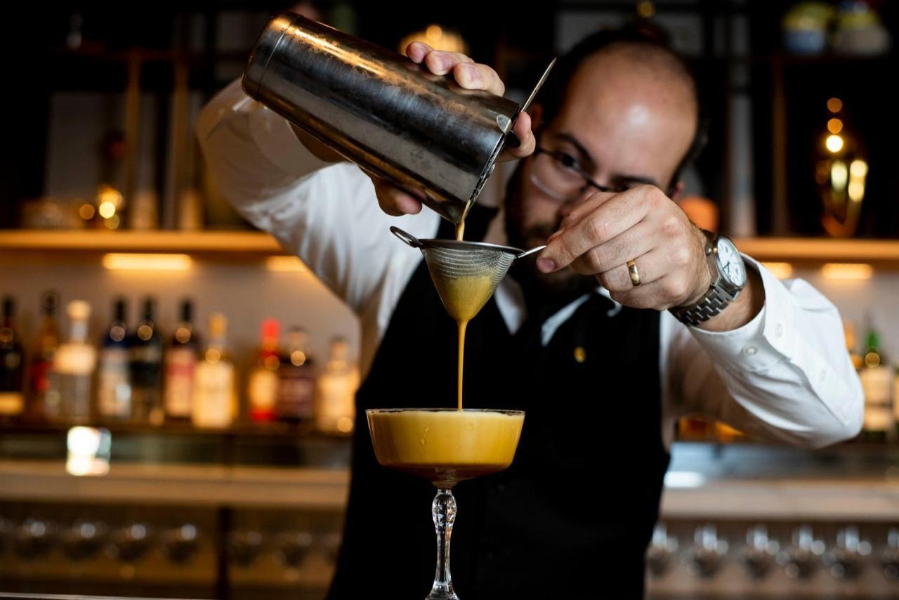 Intercontinental Perth City Centre By Ihg Exterior foto A bartender straining a cocktail