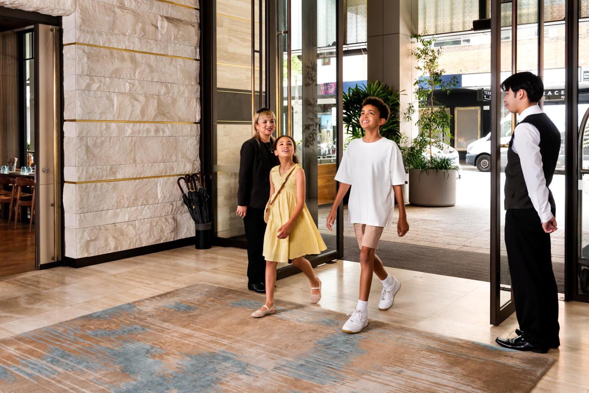 Intercontinental Perth City Centre By Ihg Exterior foto A doorman holding the door open for a guest